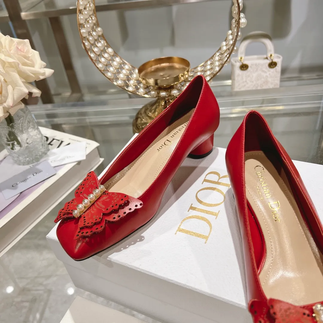 👟👟Ex-factory price 560👟👟 2024 early spring new style ◼️Dior ◼️Dior spring and summer latest fashion show haute couture series sandals Bow Mary Jane ——— Ldylle retro Roman style doll women's sandals CD pearl five metal buckle bow low-heeled women's single shoes Original development top high-end version Material: imported cow patent leather upper + water-dyed sheepskin lining + original molded pearl buckle + Italian genuine leather outsole Size: 34-40 (34.40. Customization is non-refundable and non-exchangeable) Heel height: 4.5cm 8.5cm